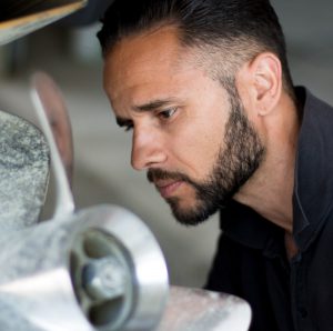portrait-roberto-lopez-presentation-nauticauto-chantier-naval-lac-leman-bateau-moteur-reparation-geneve-lausanne-versoix-reparation-hivernage-voilier-vente-moteur-port-choiseul-bois
